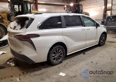 2021 Toyota Sienna Le z USA, uszkodzony, nr VIN 5TDKRKEC5MS058699